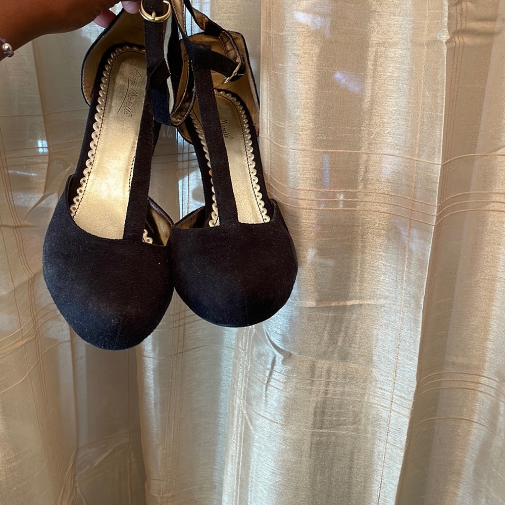 Women’s Black Round-toe Heels